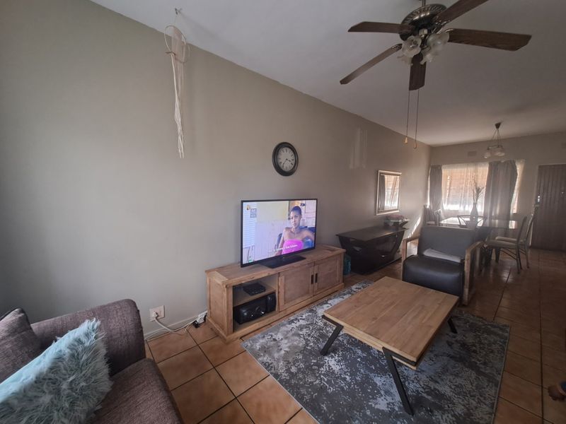 Modern 2 bedroom townhouse with own yard. - Photo 6