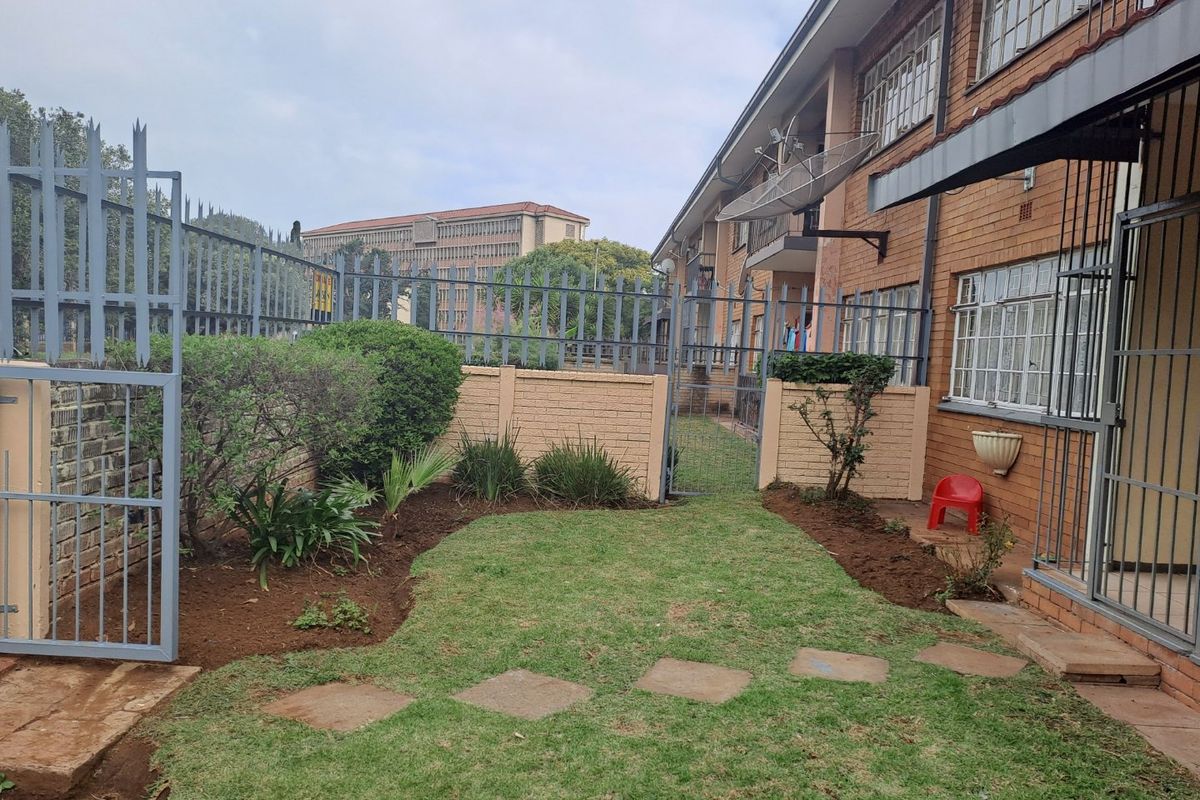 Modern 2 bedroom townhouse with own yard. - Photo 2