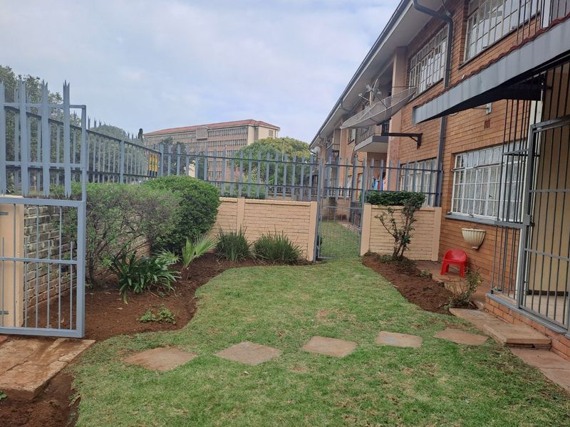 Modern 2 bedroom townhouse with own yard. - Photo 2