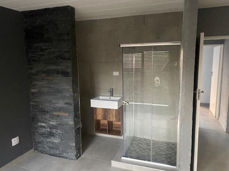 Beautiful newly renovated apartment on the Vaal river for sale. - Photo 8