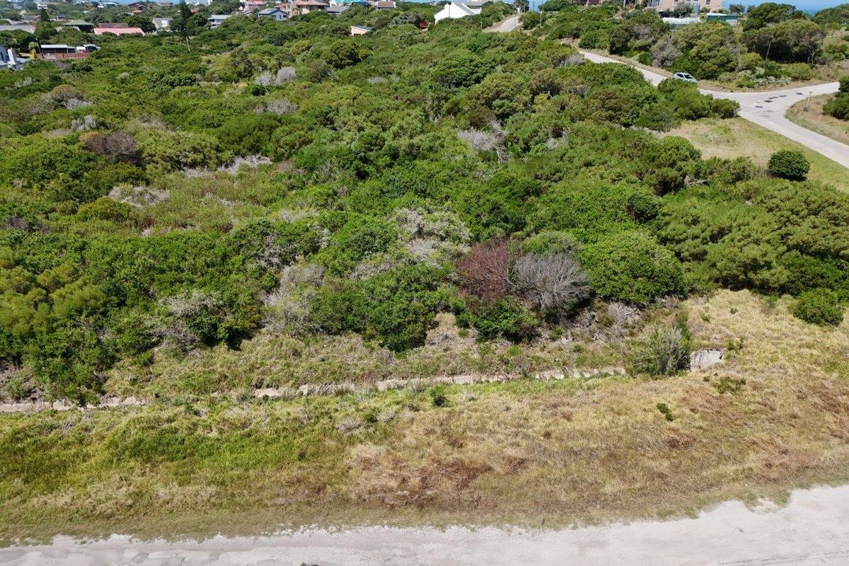 STUNNING VACANT LARGE 17717 SQM DEVELOPEMENT STAND IN VERY SAFE SOUGHT AFTER PARADISE BEACH AREA. - Photo 3