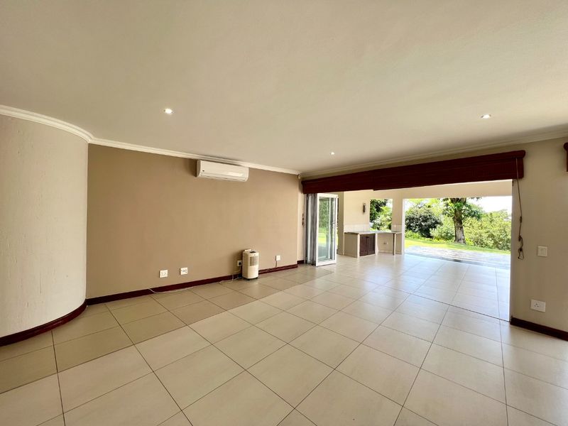 Spacious 3 Bedroom Apartment for Sale in Simbithi Eco Estate - Photo 10