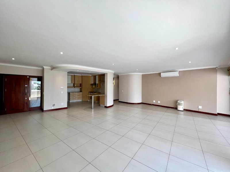 Spacious 3 Bedroom Apartment for Sale in Simbithi Eco Estate - Photo 8
