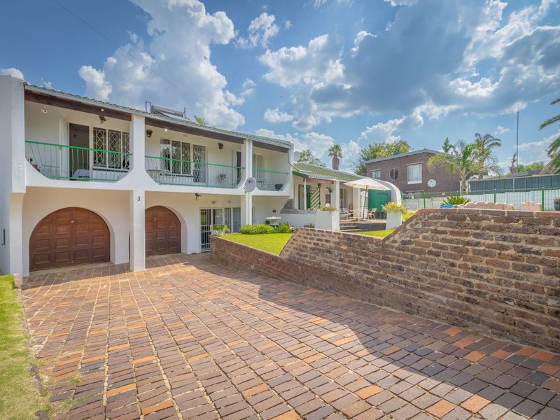 Beautiful and spacious freestanding double storey home - Photo 1