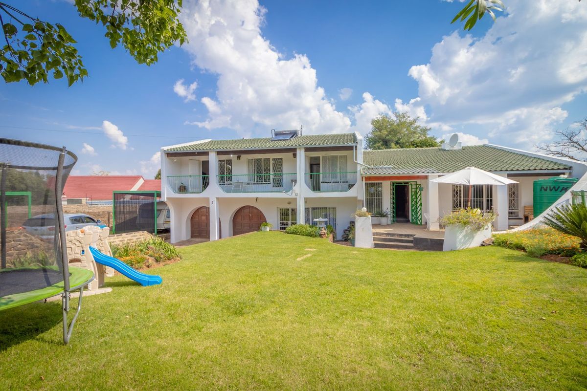 Beautiful and spacious freestanding double storey home - Photo 3