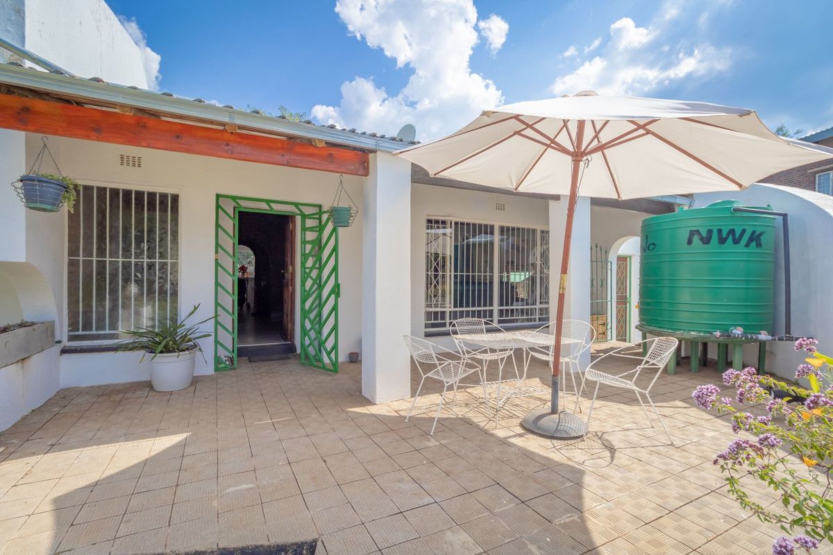 Beautiful and spacious freestanding double storey home - Photo 4