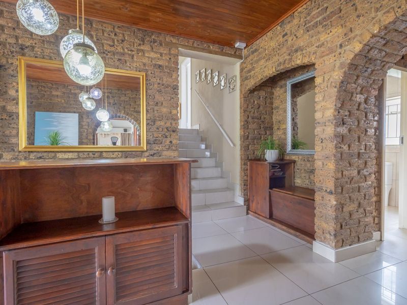 Beautiful and spacious freestanding double storey home - Photo 10
