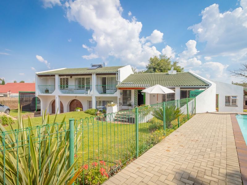 Beautiful and spacious freestanding double storey home - Photo 8