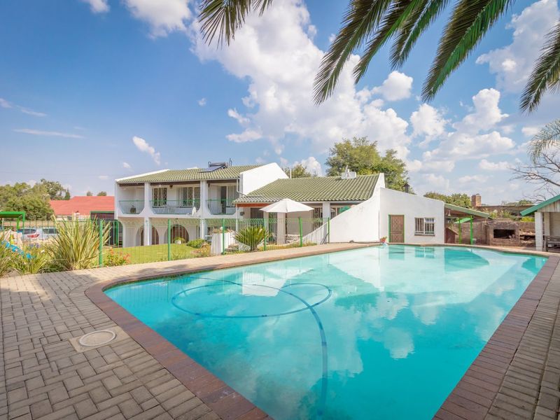 Beautiful and spacious freestanding double storey home - Photo 7
