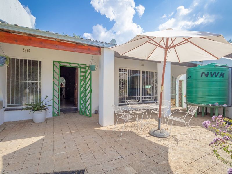 Beautiful and spacious freestanding double storey home - Photo 4