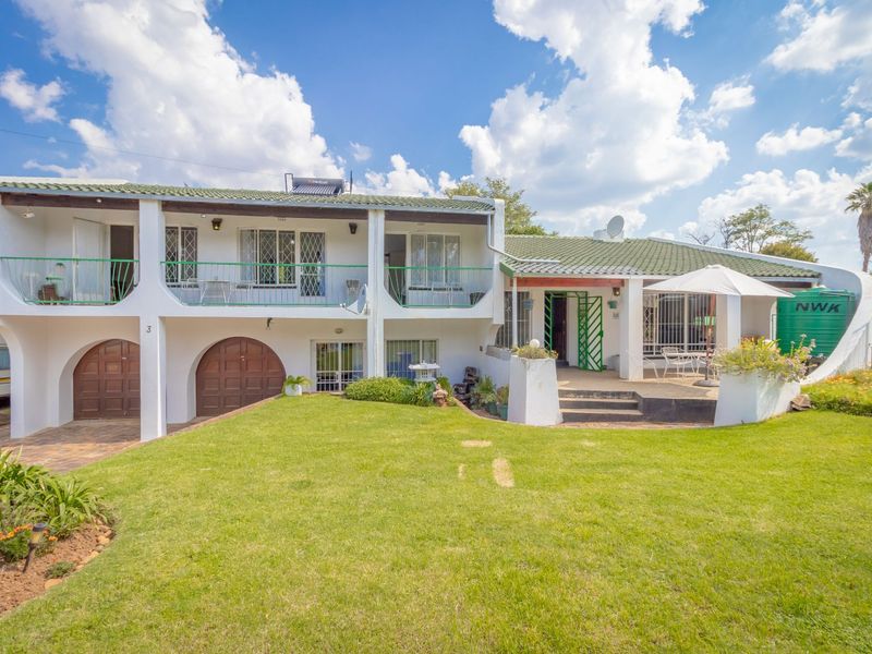 Beautiful and spacious freestanding double storey home - Photo 2