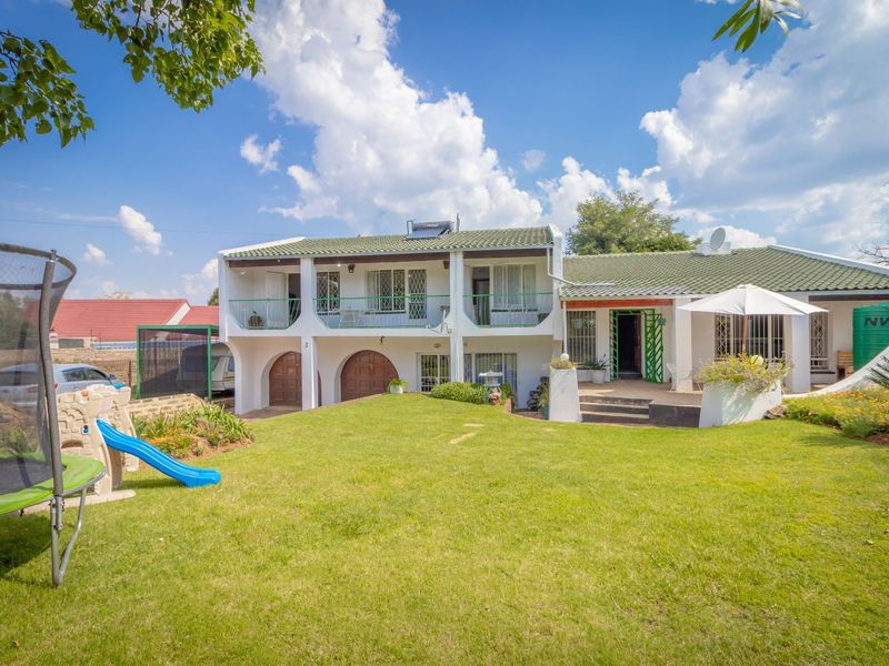 Beautiful and spacious freestanding double storey home - Photo 3