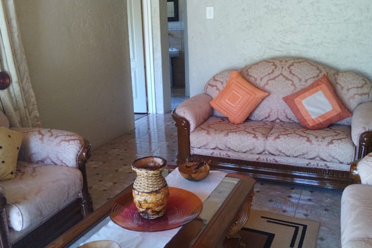 Big, spacious, many rooms and  so much more! - Photo 2