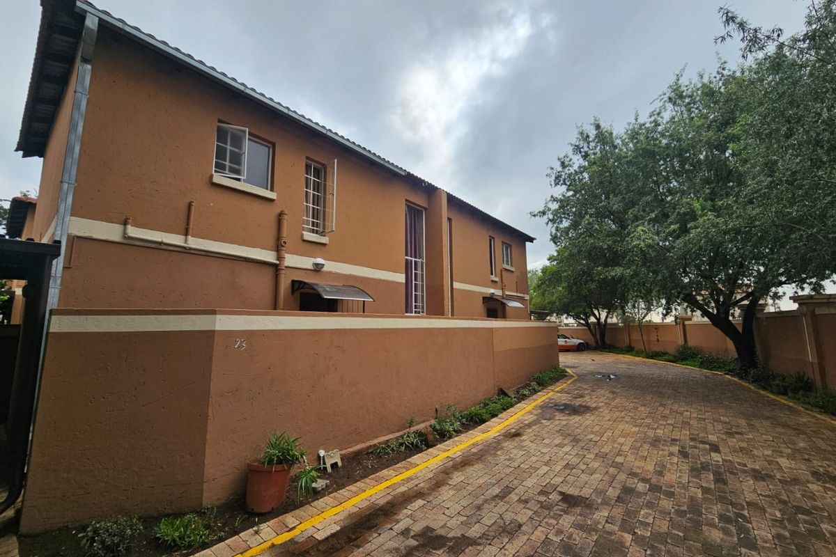 Charming 2-Bedroom Duplex Townhouse for Sale in Vaalpark! - Photo 2