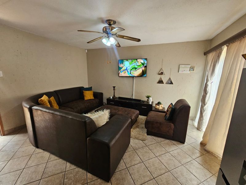 Charming 2-Bedroom Duplex Townhouse for Sale in Vaalpark! - Photo 3