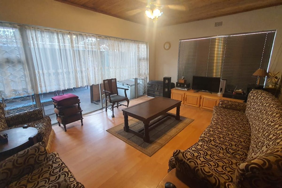 Family home with a lovely pool - Photo 3