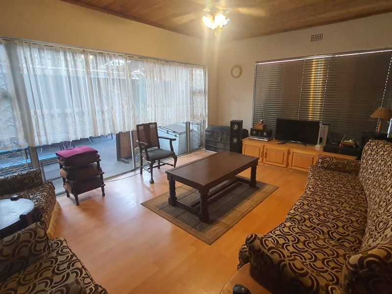 Family home with a lovely pool - Photo 3