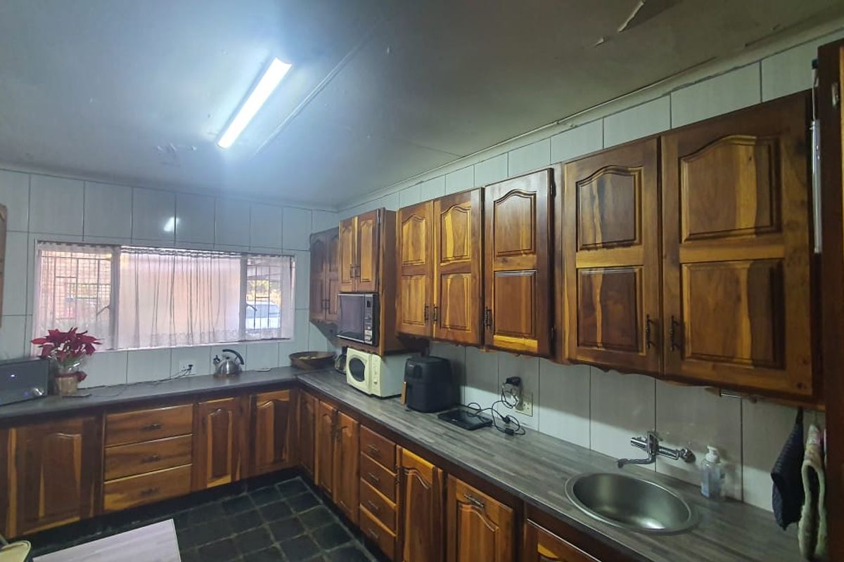 Family home with a lovely pool - Photo 5