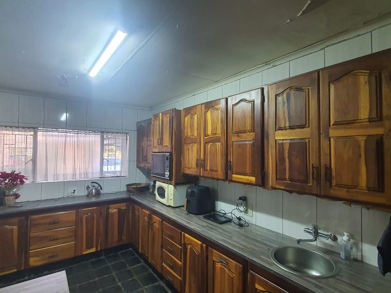 Family home with a lovely pool - Photo 5