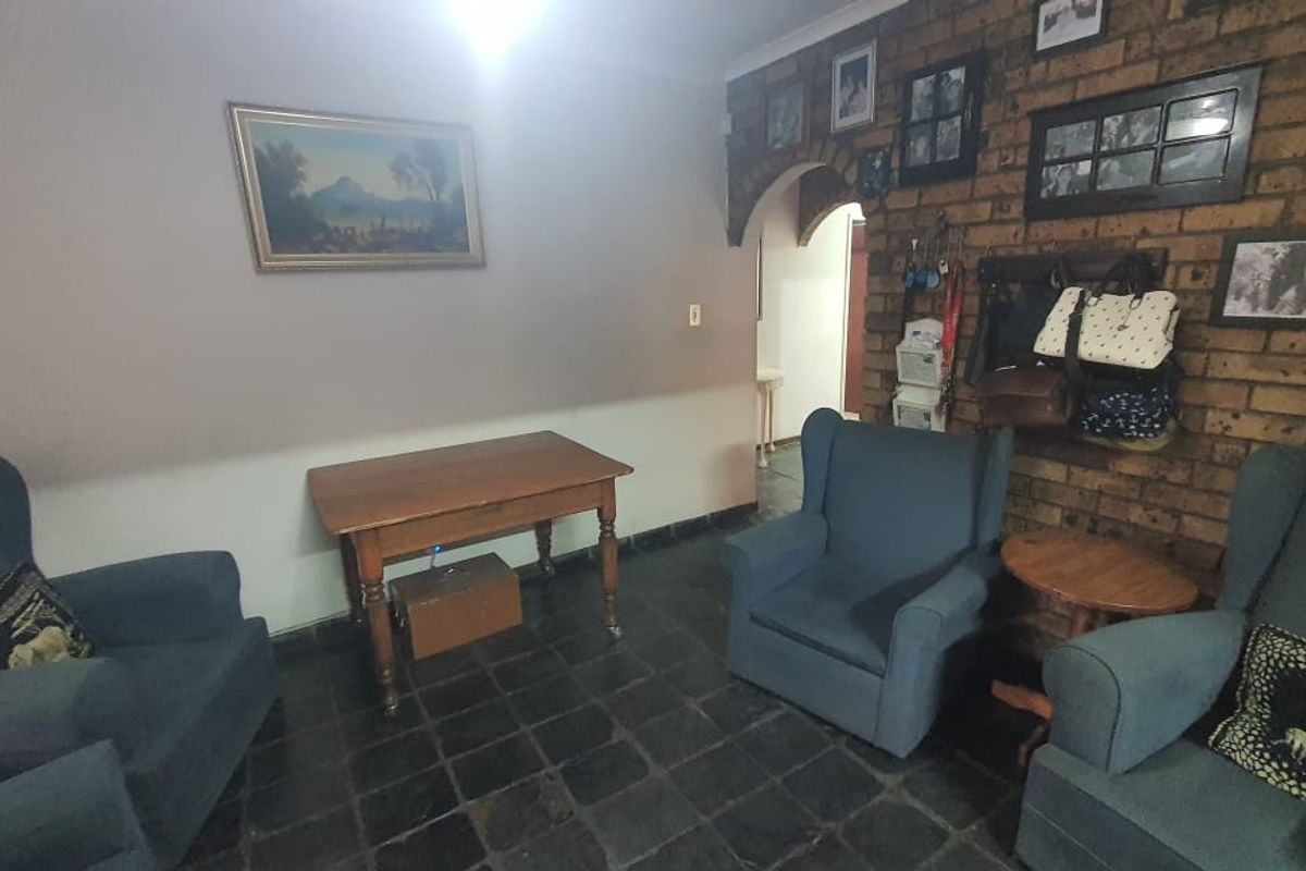 Family home with a lovely pool - Photo 2