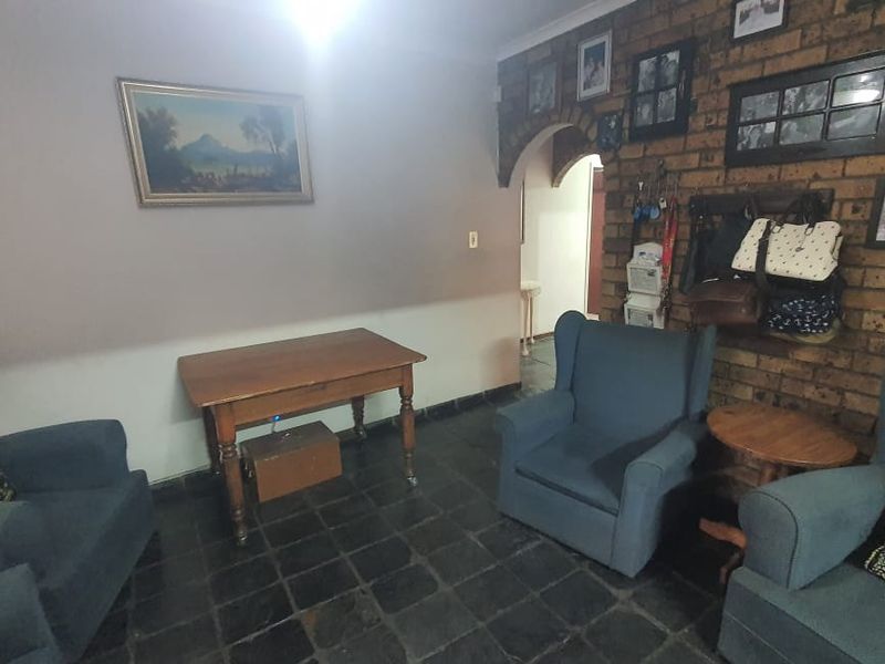 Family home with a lovely pool - Photo 2