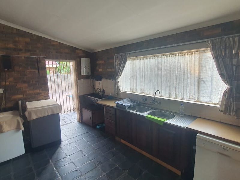 Family home with a lovely pool - Photo 10