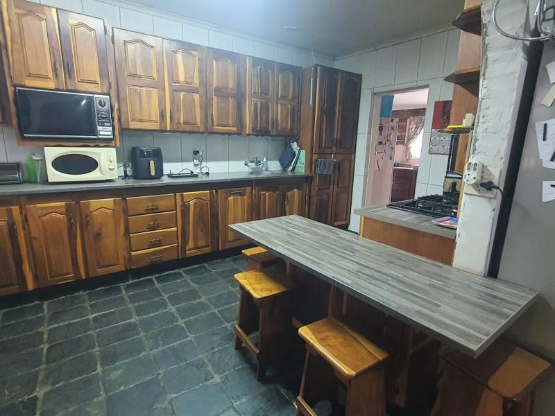 Family home with a lovely pool - Photo 9