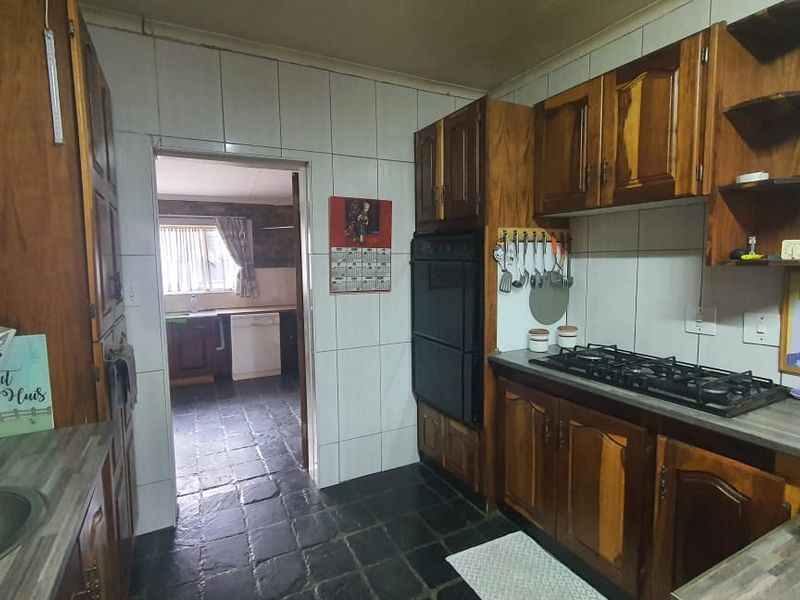 Family home with a lovely pool - Photo 8