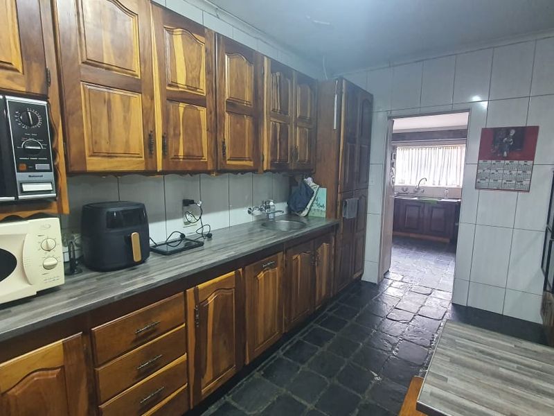 Family home with a lovely pool - Photo 7