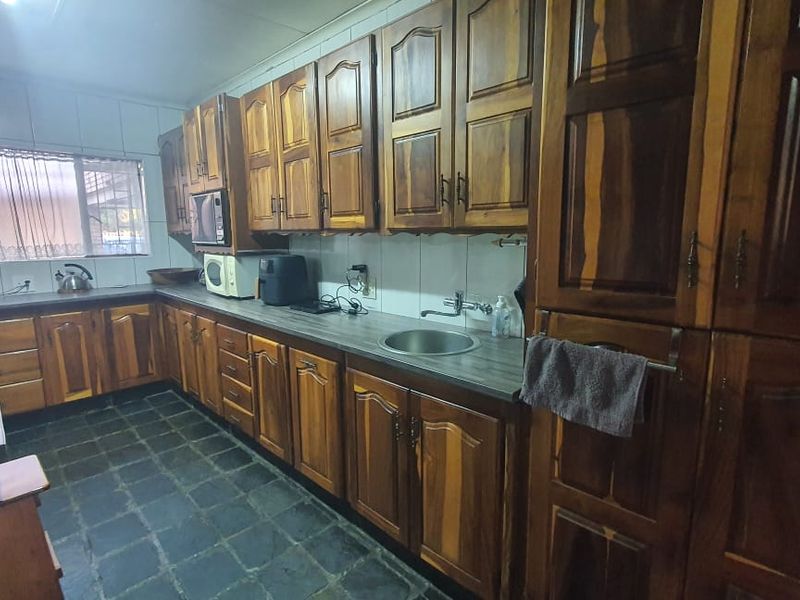 Family home with a lovely pool - Photo 6