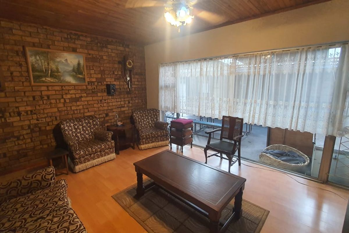 Family home with a lovely pool - Photo 4