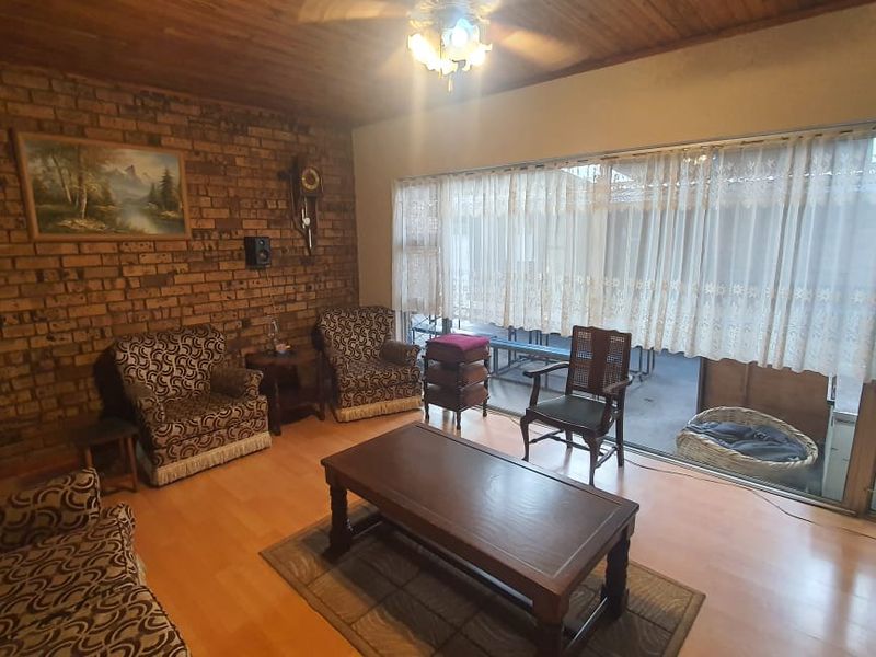 Family home with a lovely pool - Photo 4