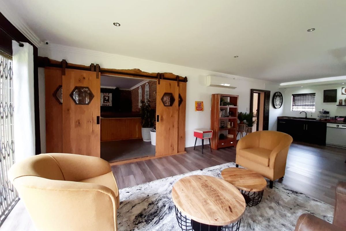 This smallholding is close to town and offers you three houses. - Photo 4