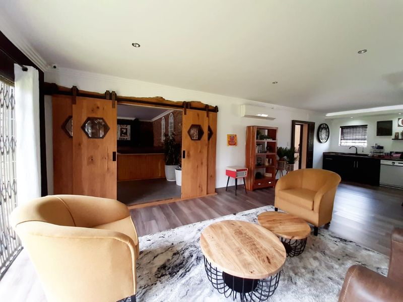 This smallholding is close to town and offers you three houses. - Photo 4