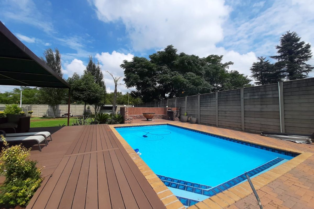 This smallholding is close to town and offers you three houses. - Photo 2