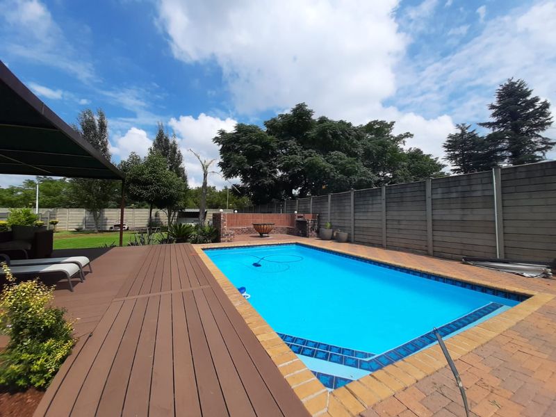 This smallholding is close to town and offers you three houses. - Photo 2