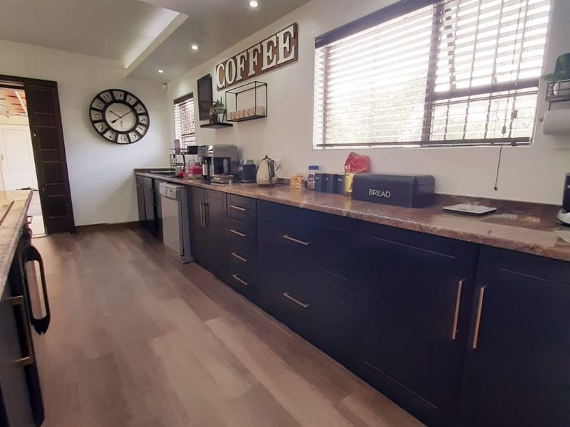 This smallholding is close to town and offers you three houses. - Photo 10