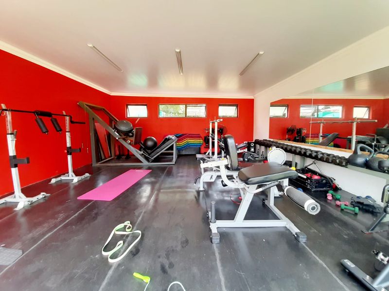 This smallholding is close to town and offers you three houses. - Photo 9