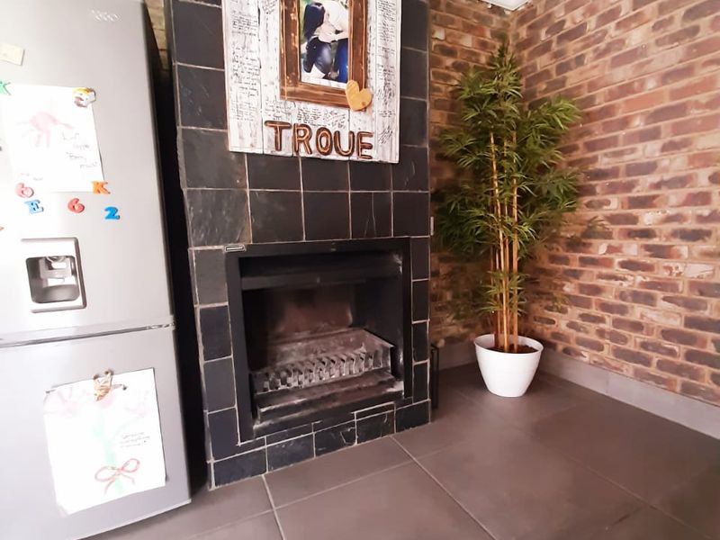 This smallholding is close to town and offers you three houses. - Photo 7