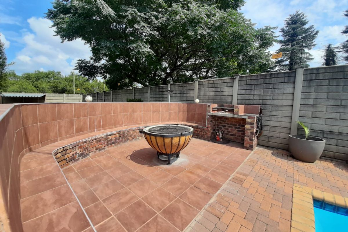 This smallholding is close to town and offers you three houses. - Photo 3