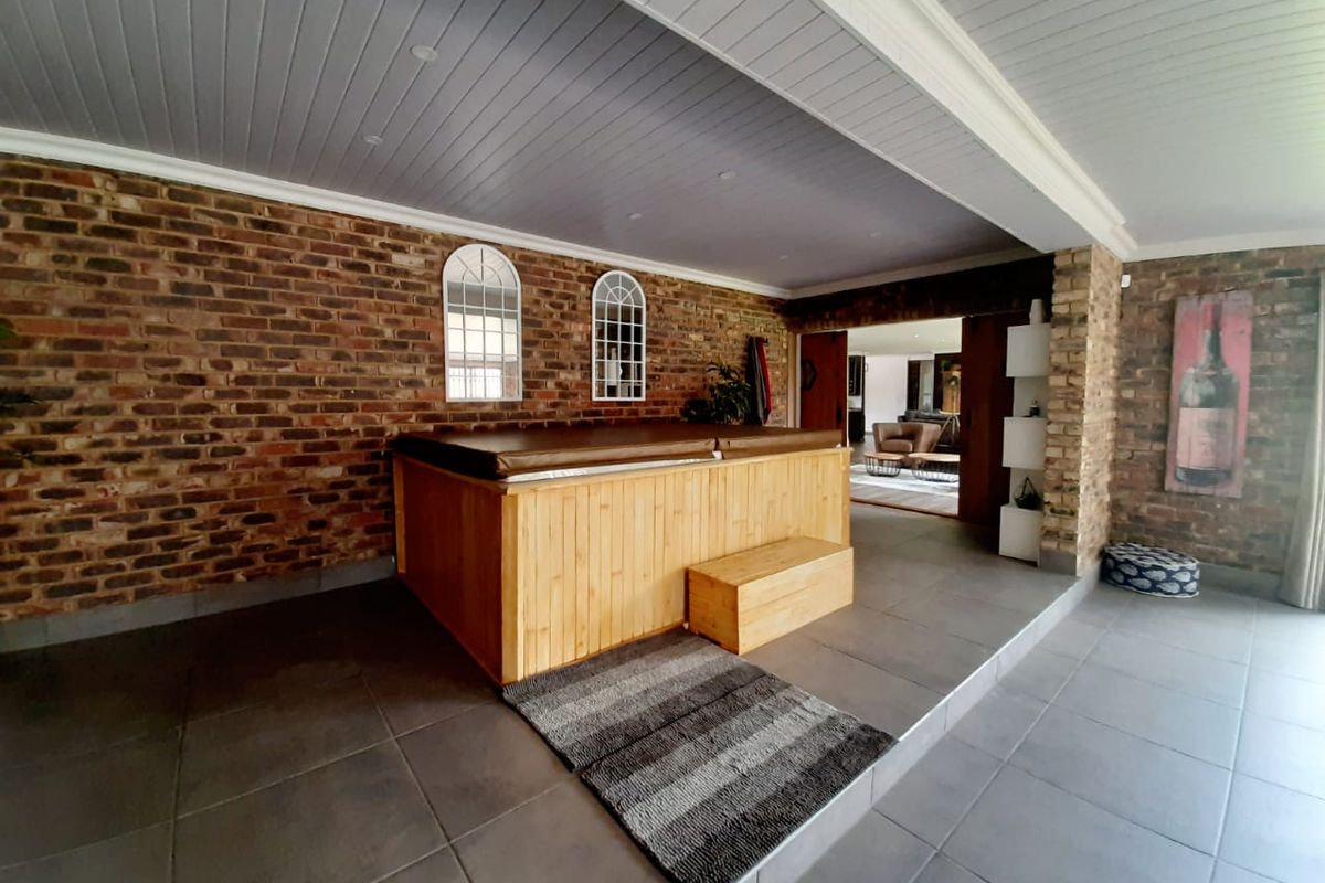 This smallholding is close to town and offers you three houses. - Photo 5