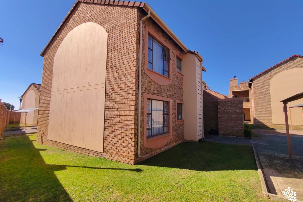 Beautiful Townhouse to Rent in Popular Complex – Vaalpark - Photo 2