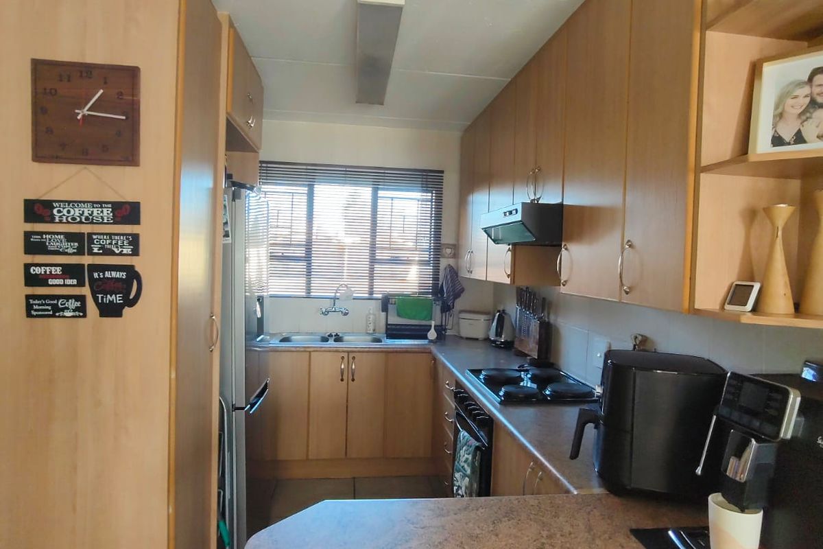 Beautiful Townhouse to Rent in Popular Complex – Vaalpark - Photo 5