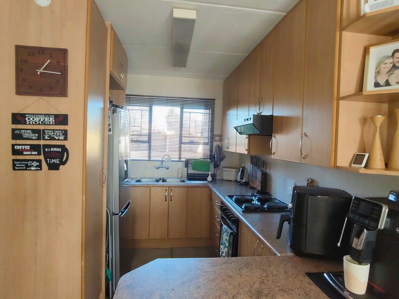 Beautiful Townhouse to Rent in Popular Complex – Vaalpark - Photo 5