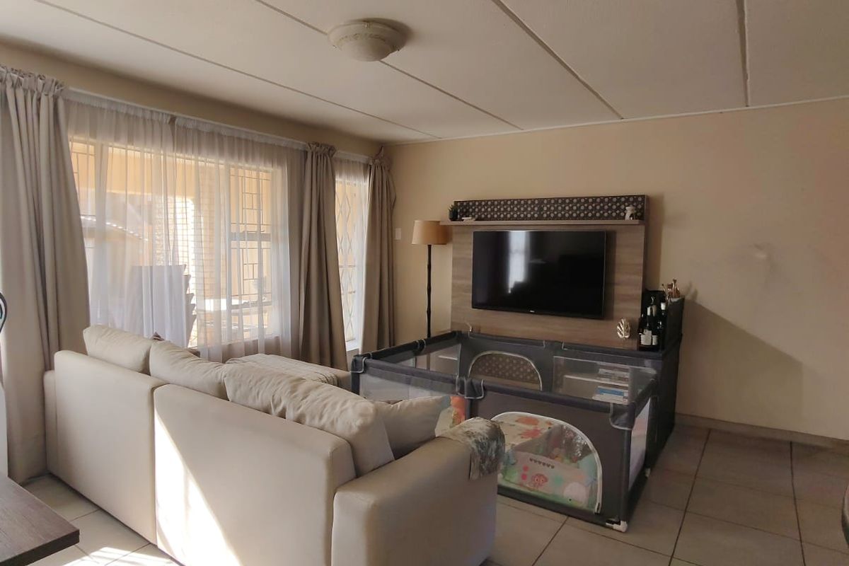 Beautiful Townhouse to Rent in Popular Complex – Vaalpark - Photo 4
