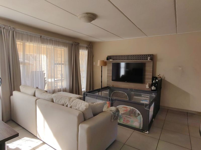 Beautiful Townhouse to Rent in Popular Complex – Vaalpark - Photo 4