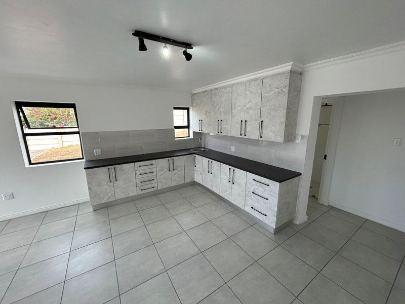 STUNNING NEW 5 BEDROOM HOUSE IN SOUGHT AFTER WAVECREST AREA - Photo 4