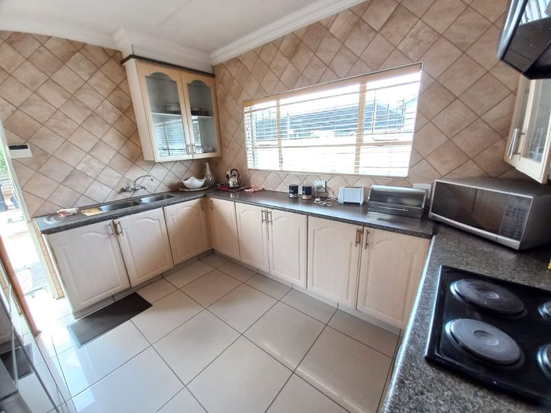 Beautiful 3 bedroom house for sale in Vanderbijlpark SE6 - Photo 4