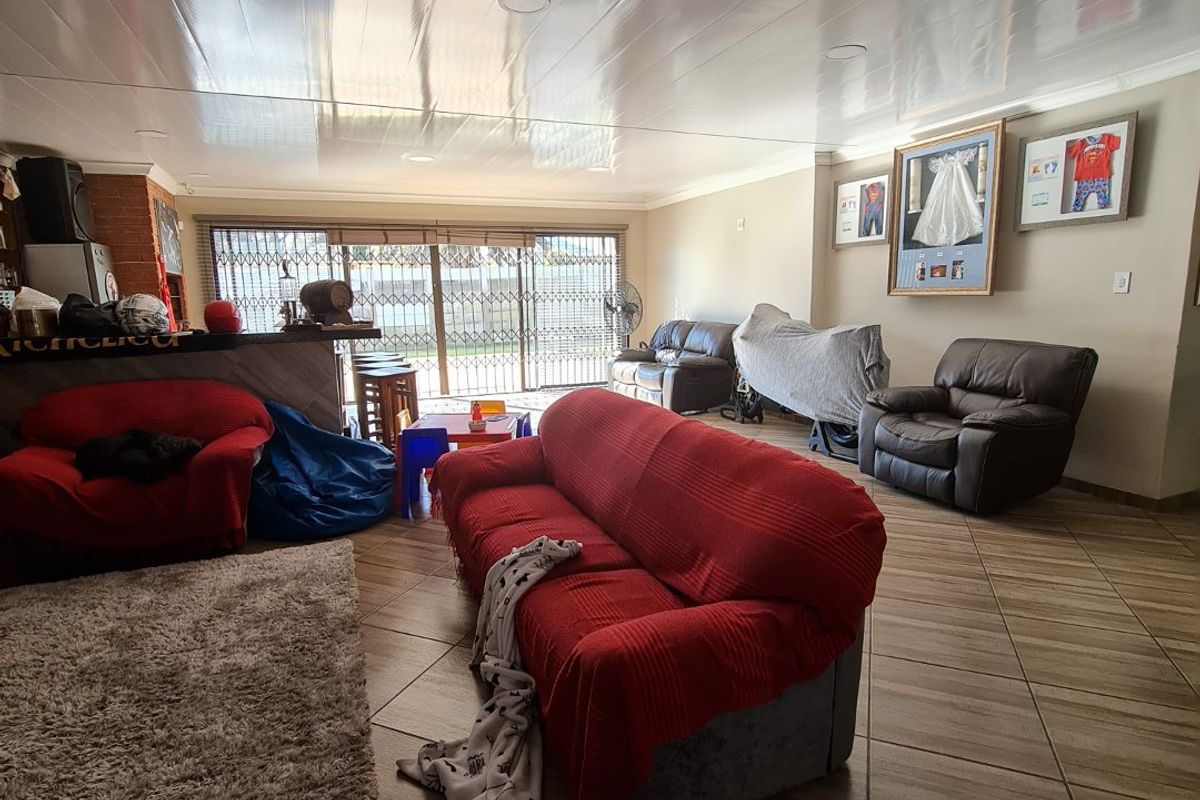 This modern house is situated close to very popular primary & high school in Sasolburg. - Photo 3