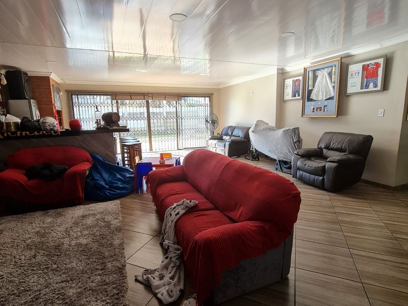 This modern house is situated close to very popular primary & high school in Sasolburg. - Photo 3